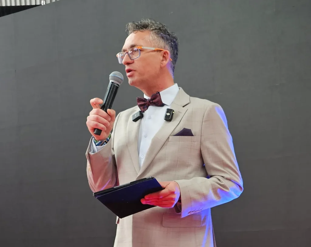 Arkadiusz Bąk podczas wystąpienia